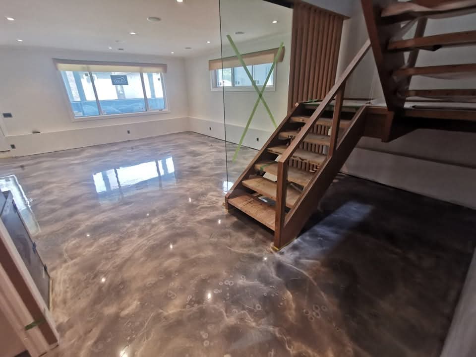 Garage epoxy flake floor coating with control joints